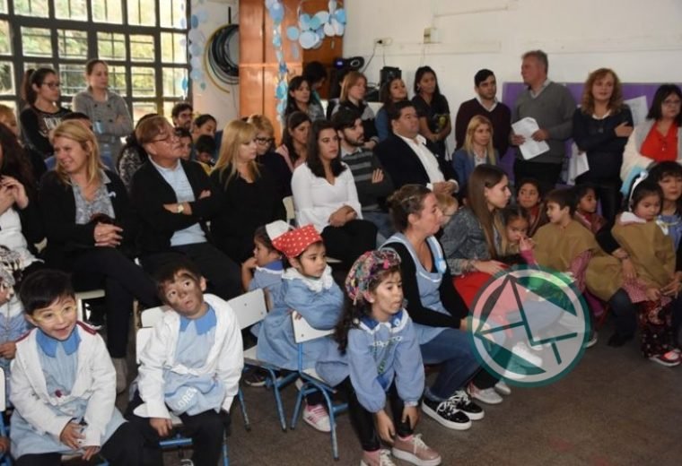 Berisso Acto oficilialista escolar por el 25 de mayo 01