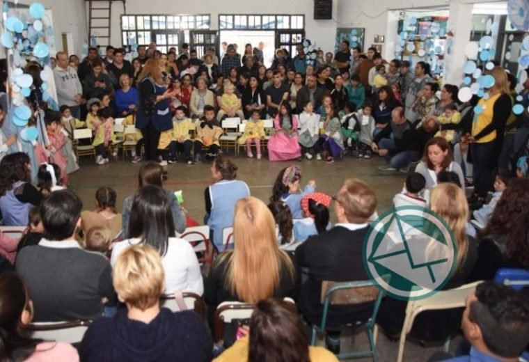 Berisso Acto oficilialista escolar por el 25 de mayo 02