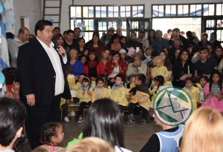 Berisso Acto oficilialista escolar por el 25 de mayo 03