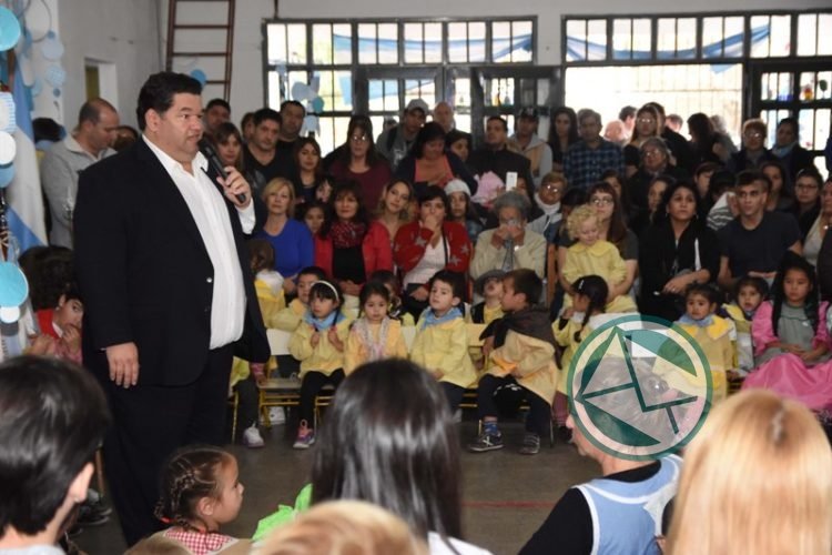 Acto oficilialista escolar por el 25 de mayo