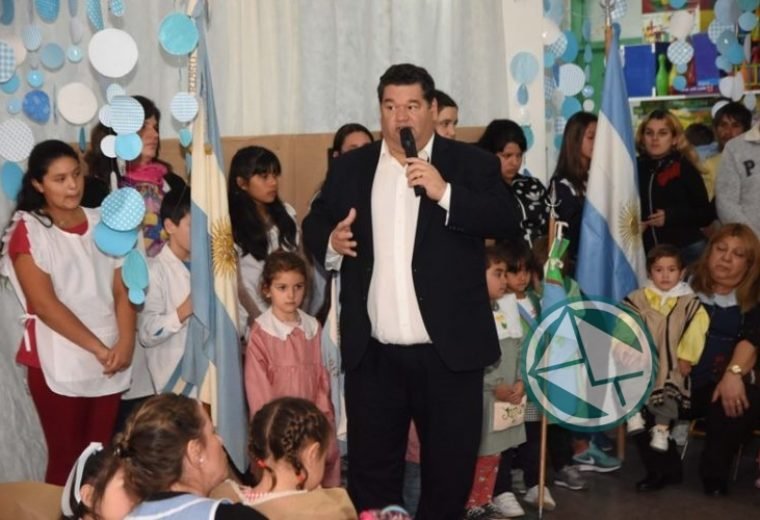 Berisso Acto oficilialista escolar por el 25 de mayo 04