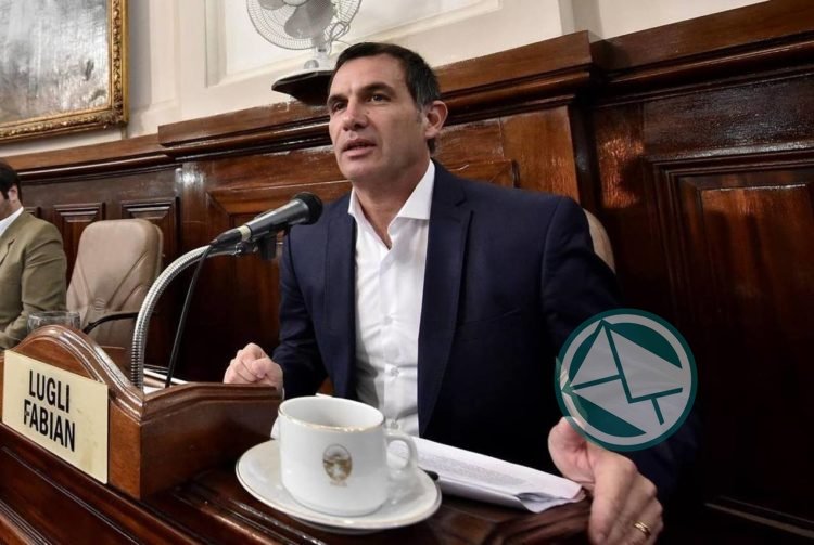 Lugli presentó unos beneplásitos en la sesión del Concejo Platense