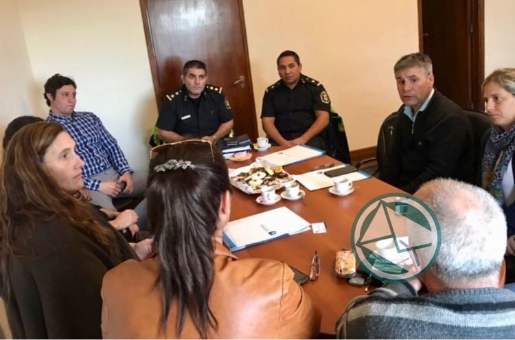 Encuentro de trabajo para analizar la problemática del suicidio adolescente en Maipú Encuentro de trabajo para analizar la problemática del suicidio adolescente en Maipú