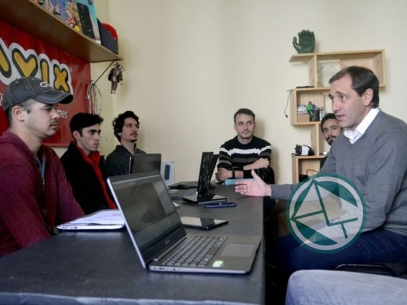 Garro visitó a un creador de videojuegos platense 3