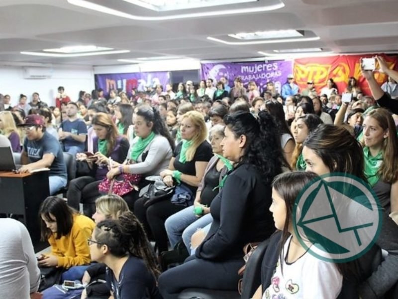 Mujeres debaten por el aborto en la ciudad de La Plata 2
