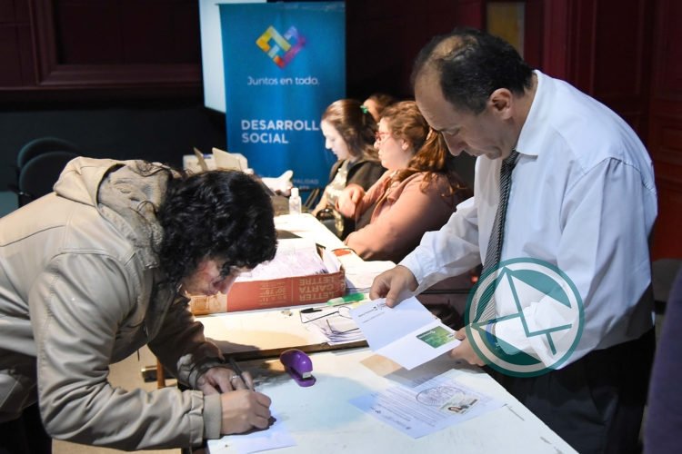 Entrega de tarjetas del Plan "Más Vida" en el Pasaje Dardo Rocha