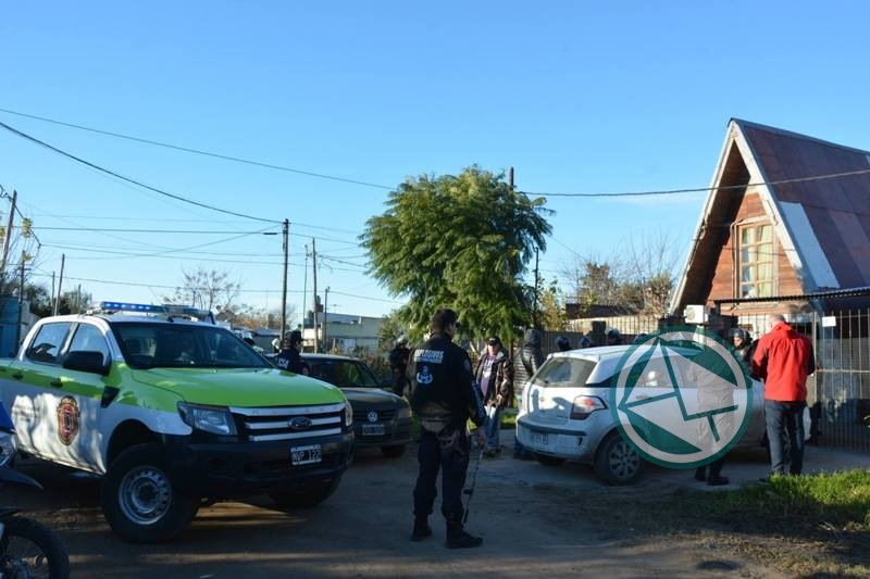 Allanaron una vivienda de Villa Zula por las llamadas de amenaza de bomba a escuelas Allanaron una vivienda de Villa Zula por las llamadas de amenaza de bomba a escuelas 1