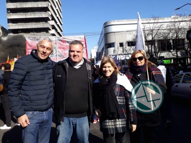 Cagliardi pasea la ciudad y se mostró apoyando a los trabajadores del Astillero