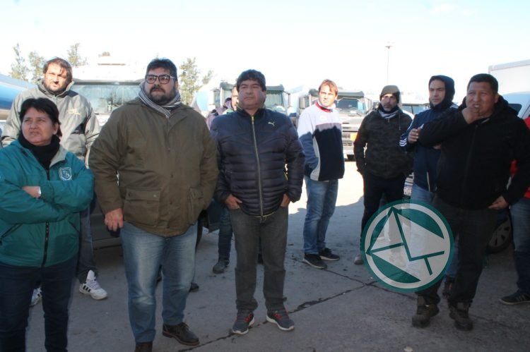 Camioneros acompañado de la Multisectorial 21F de la región pararon en de Refinería YPF Camioneros acompañado de la multesectorial 21F de la región pararon en de Refinería YPF 3