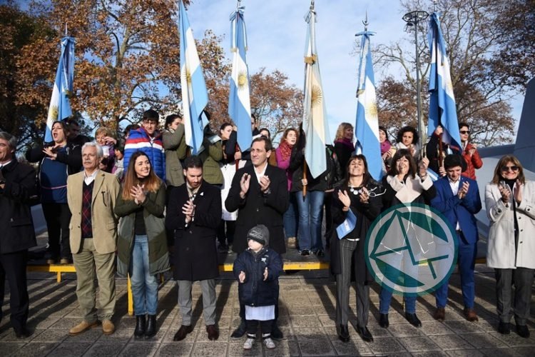 Garro participó, junto a miles de alumnos del acto de promesa a la bandera Garro participó, junto a miles de alumnos del acto de promesa a la bandera