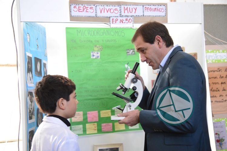 Garro pasó por la Feria provincial de Educación, Artes, Ciencia y Tecnología