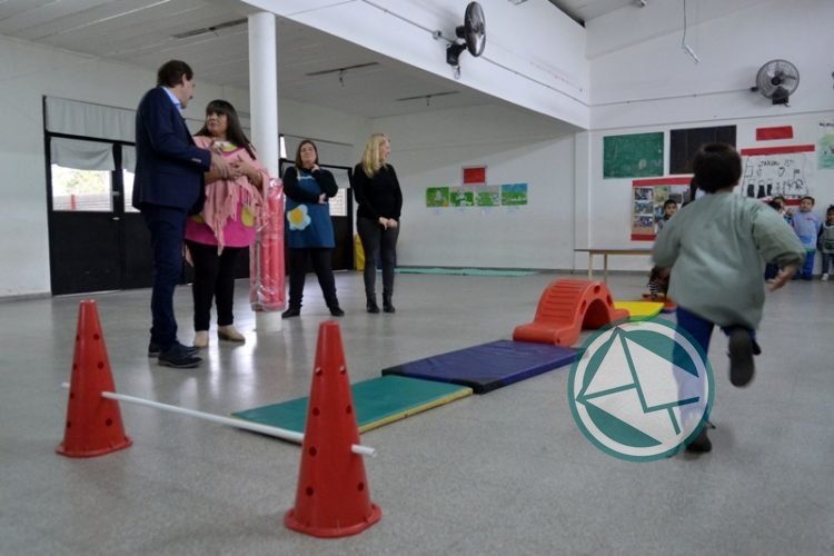 Garro recorrió renovados establecimientos educativos de Villa Elisa y Arturo Seguí