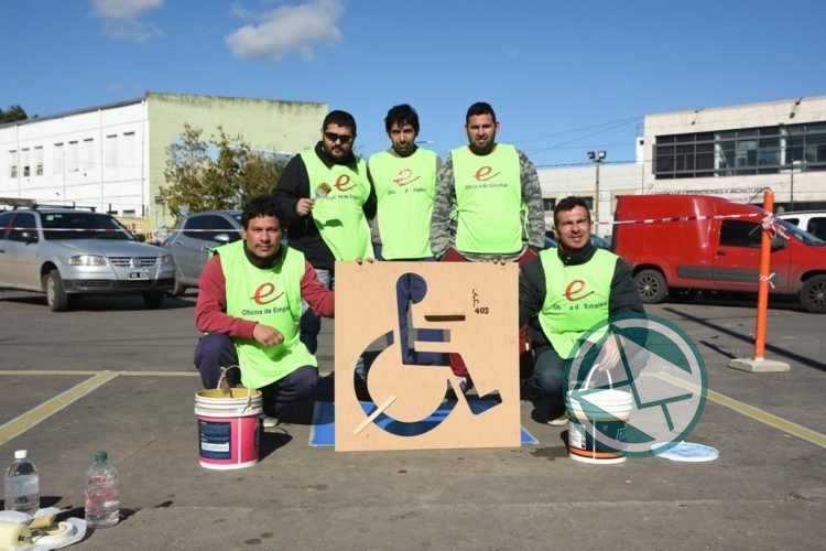Demarcación de estacionamiento para personas con discapacidad en el Playón Municipal