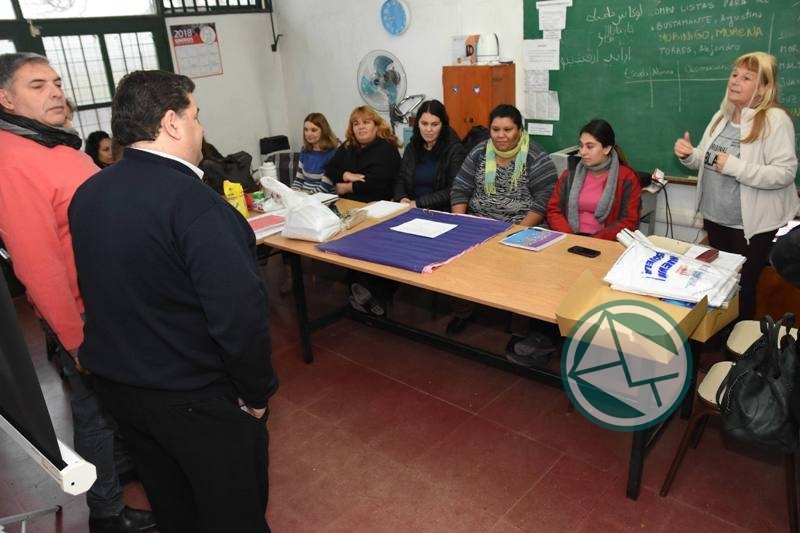 El intendente Nedela visitó a los docentes de la Escuela 501 El intendente Nedela visitó a los docentes de la Escuela 501