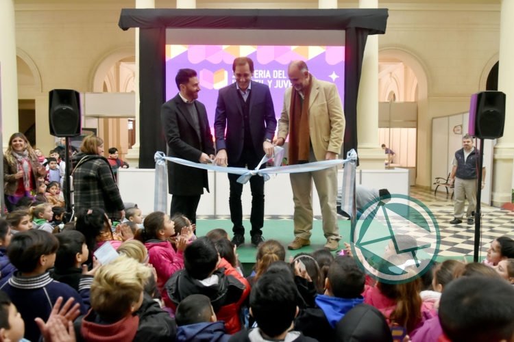 Inauguración de la 'Feria del Libro infantil y juvenil' en el Pasaje Dardo Rocha