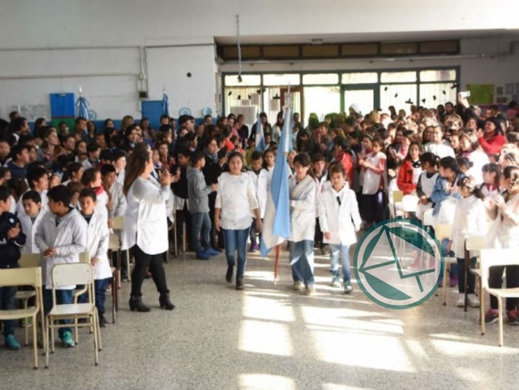 Promesa a la bandera de los cuarto grados de la EPB N° 14 de El Carmen