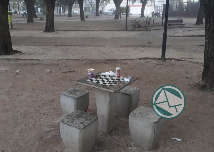 Quejas de vecinos por la suciedad que dejó la segunda fiesta de diversidad en Plaza Matheu Segunda fiesta de diversidad en Plaza Matheu 1