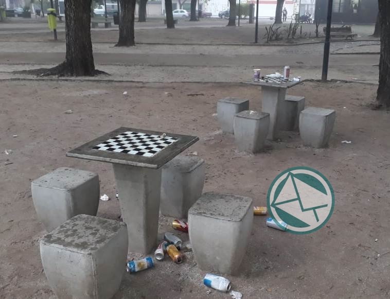 Quejas de vecinos por la suciedad que dejó la segunda fiesta de diversidad en Plaza Matheu Segunda fiesta de diversidad en Plaza Matheu 2