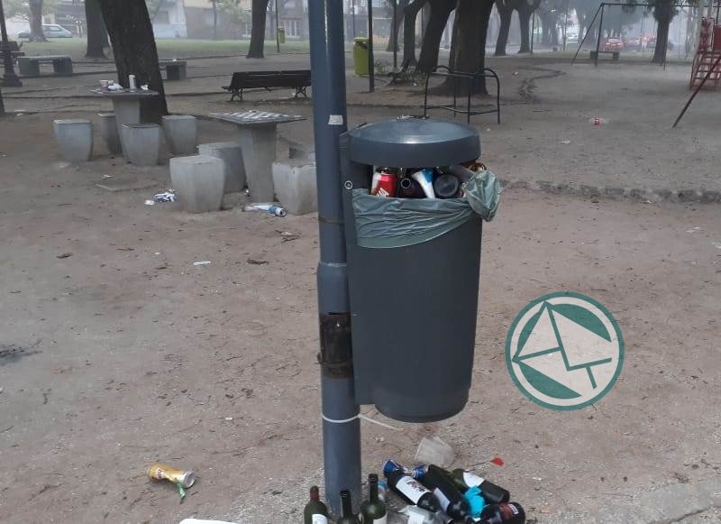 Quejas de vecinos por la suciedad que dejó la segunda fiesta de diversidad en Plaza Matheu