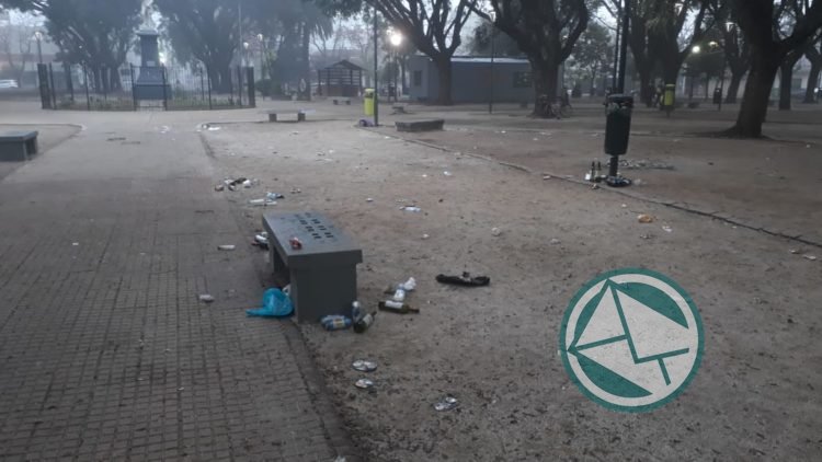 Quejas de vecinos por la suciedad que dejó la segunda fiesta de diversidad en Plaza Matheu Segunda fiesta de diversidad en Plaza Matheu 4