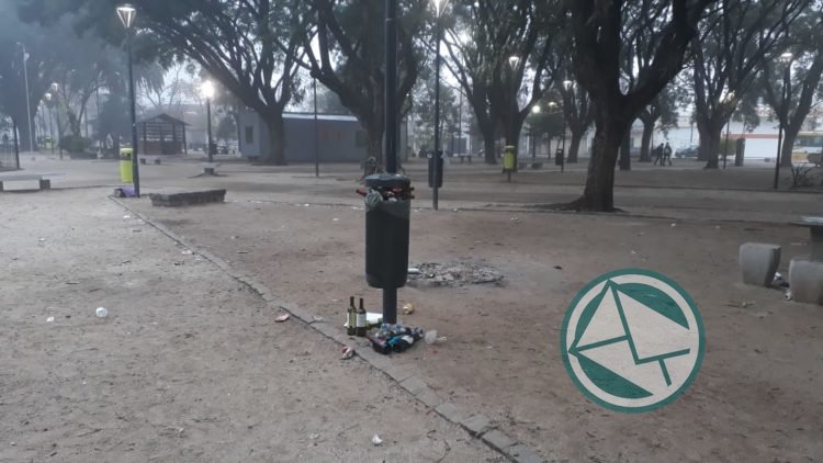 Quejas de vecinos por la suciedad que dejó la segunda fiesta de diversidad en Plaza Matheu Segunda fiesta de diversidad en Plaza Matheu 5