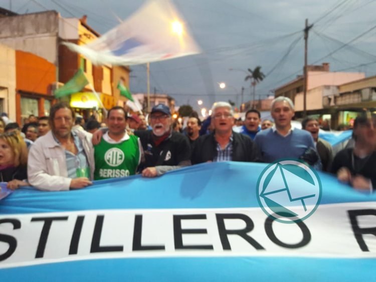 Cagliardi en la movilización de los trabajadores del Astillero al Municipio de Berisso Cagliardi en la movilización de los trabajadores del Astillero al Municipio de Berisso