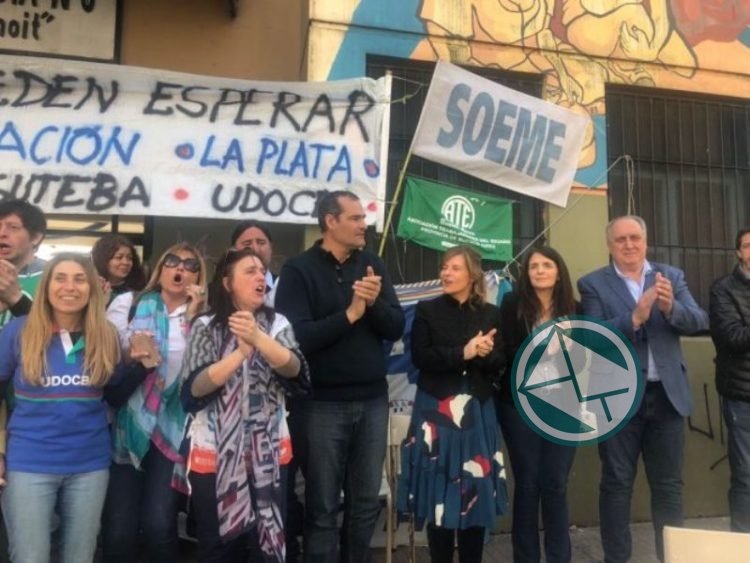 Ediles platenses en el abrazo simbólico por la educación pública