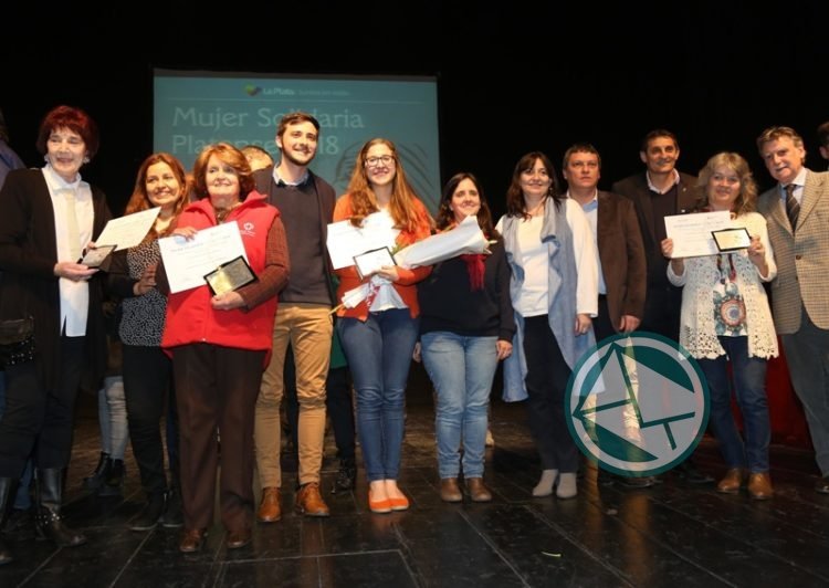 El Municipio homenajeó a un centenar de mujeres de la ciudad por su rol solidario