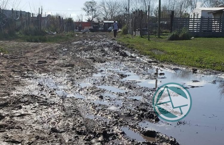 Federico Martelli: “Le pedimos a Garro que actúe como gestión y ayude a los vecinos, las calles son intransitables” Federico Martelli Calles Melchor Romero 3
