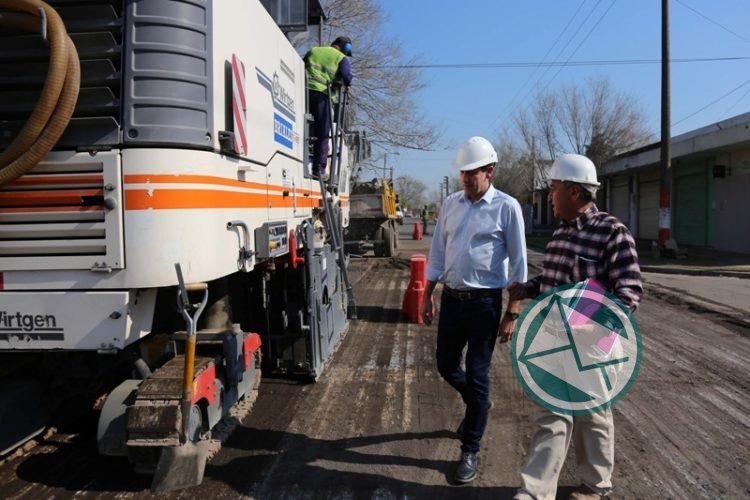 Garro recorrió junto a vecinos de la zona la obra vial de la calle 117 en Villa Elvira