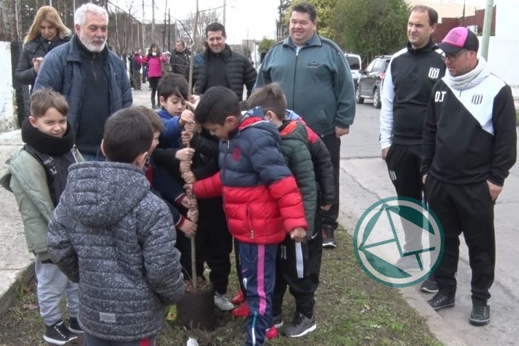 Jornada de plantación de árboles con chicos del Club Estrella de Berisso
