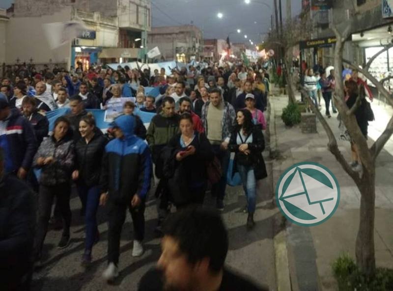 Más de tres mil personas inundaron las calles de Berisso para defender el Astillero Marcha de Antorchas ARS en Berisso2