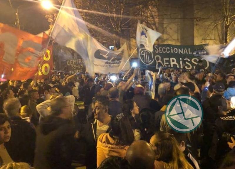 Más de tres mil personas inundaron las calles de Berisso para defender el Astillero Marcha de Antorchas ARS en Berisso5