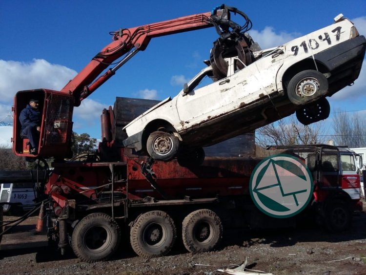 Más compactación de vehículos abandonados en La Plata