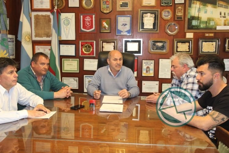 Mario Secco entrega una bonificación de refuerzo a empleatdos del COM