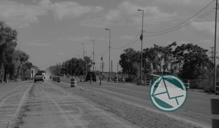 Ediles Sekista con los trabajadores de la obra vial paralizada en Camino Rivadavia