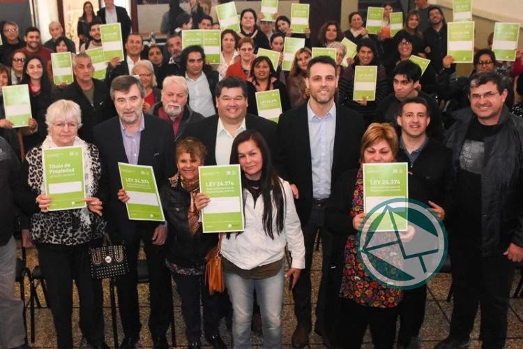 Entrega de escrituras a vecinos de Berisso