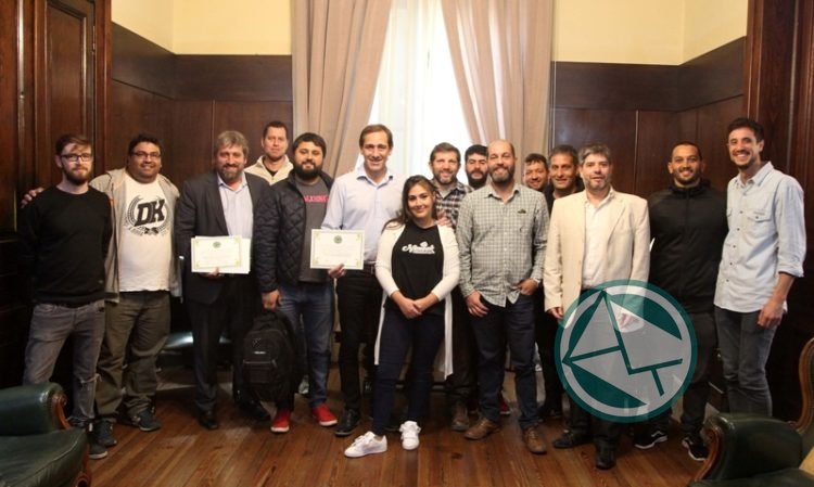 Garro y productores celebraron sin cerveza la aprobación de la ordenanza del sector