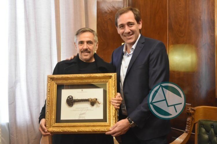 Garro le entregó la "Llave Dardo Rocha" a Alejandro Lerner