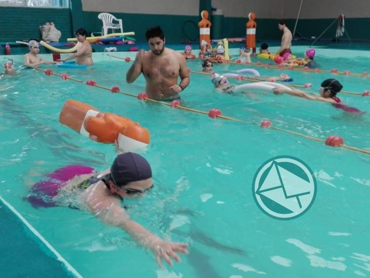 Clase de salvamento para alumnos de la Escuela Municipal de Natación Salvamento Escula Natacion Berisso 3