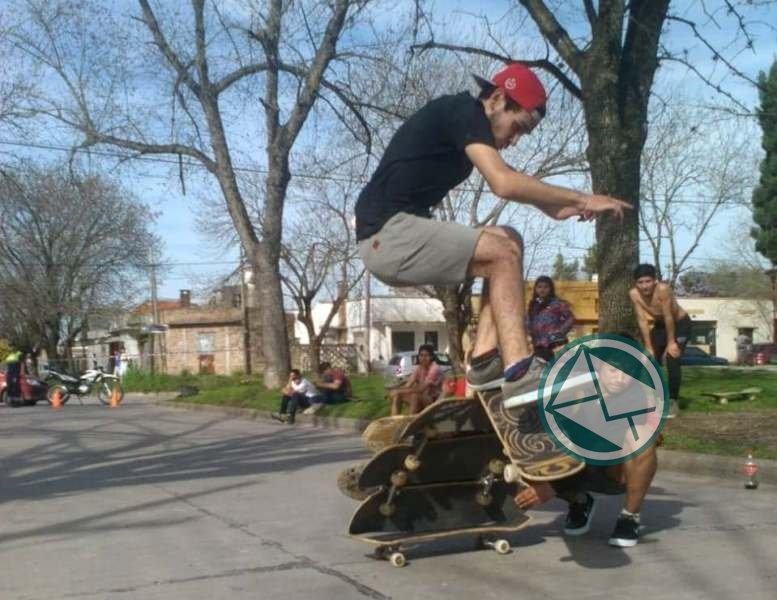La Escuela de Skate de Berisso realizó una clase abierta en Brandsen