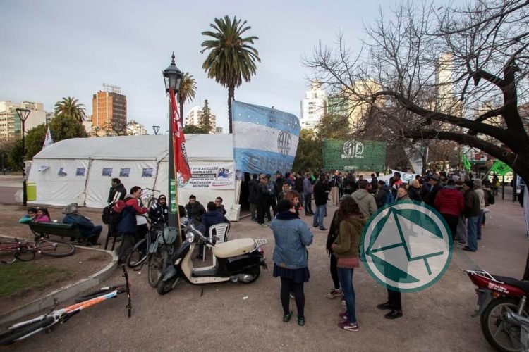Plenario del Frente Gremial Regional en la carpa de los trabajadores de Astillero para definir adhesion al Paro General Plenario del Frente Gremial Regional en la carpa de los trabajadores de Astillero para definir adhesion al Paro General
