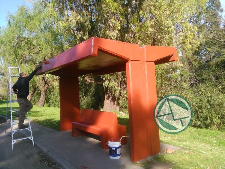 Refacción y pintura en refugios de colectivos