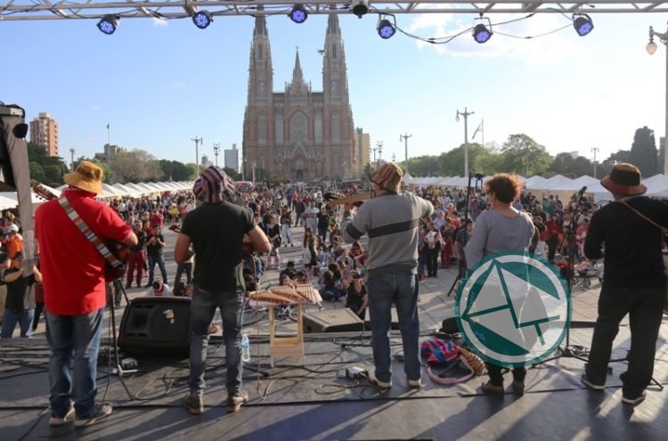 Una multitud disfrutó con el “Encuentro Cultural Latinoamericano” en Plaza Moreno