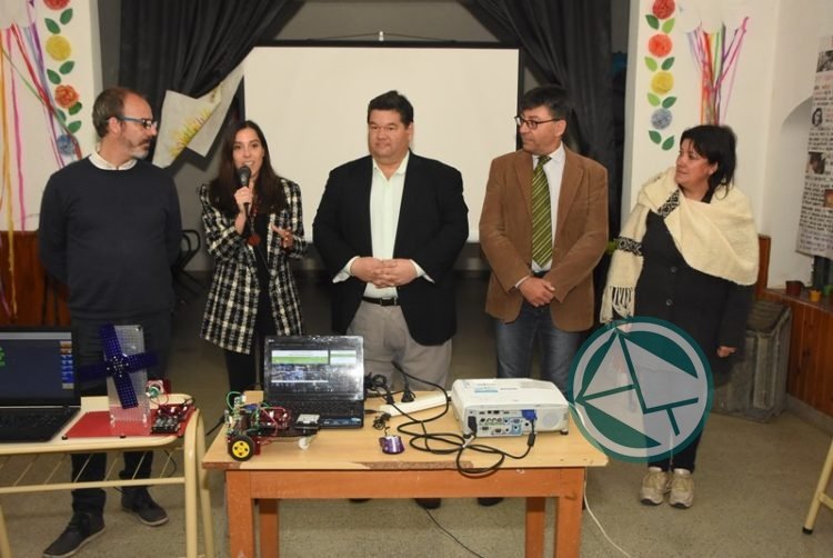 Entrega de kits de Robótica Educativa en la Escuela 23 de Los Talas