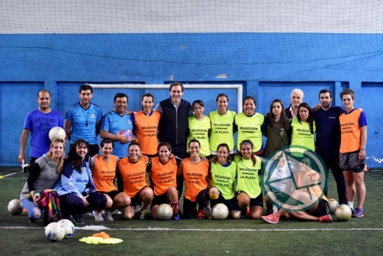 Garro visitó a la Selección Femenina platense de fútbol que se coronó bicampeona provincial