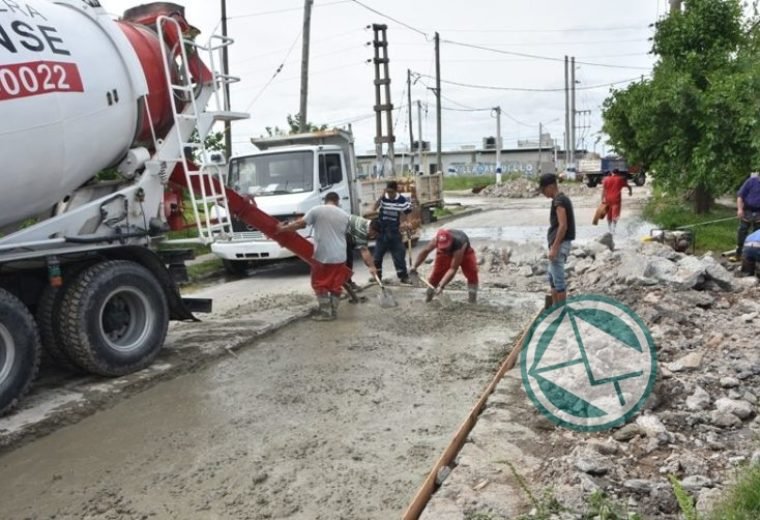 Nedela, Nanni y Kondratzky posaron para el bacheo sobre calle 64 de Villa Argüello 01