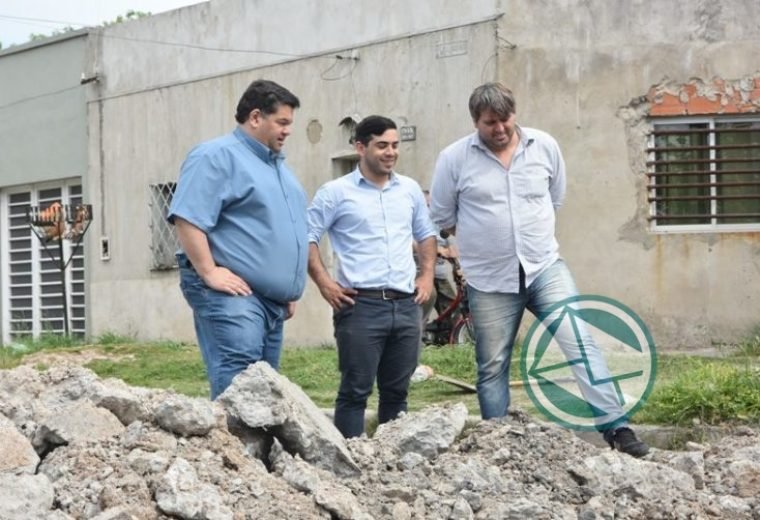 Nedela, Nanni y Kondratzky posaron para el bacheo sobre calle 64 de Villa Argüello 02
