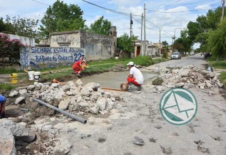 Nedela, Nanni y Kondratzky posaron para el bacheo sobre calle 64 de Villa Argüello 03