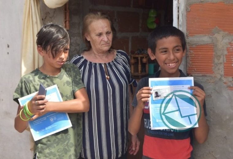 Nedela y Etchart entregaron DNI en Villa Progreso 05